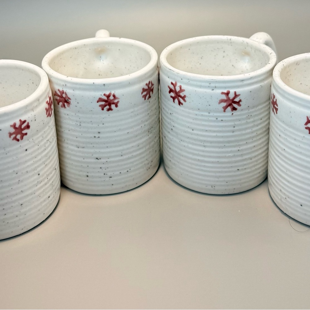 Set 4/ 1999 Hearst Communication Enesco Vintage Snow Flake Mugs Collectables